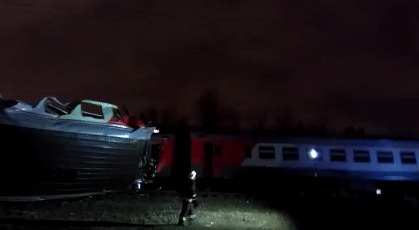 Видео с места столкновения пассажирского поезда и электрички на западе Москвы