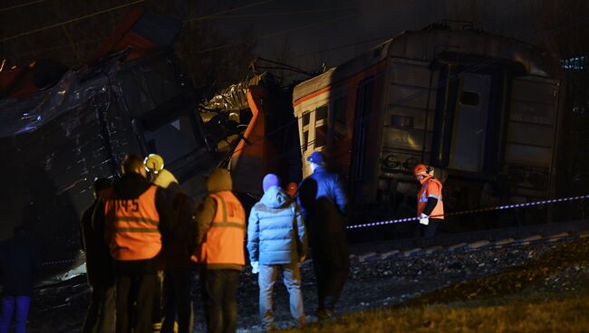 На месте столкновения пассажирского поезда и электрички в районе улицы Герасима Курина в Москве