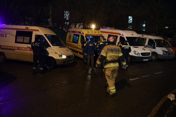 Автомобили скорой медицинской помощи неподалеку от места столкновения пассажирского поезда и электрички в районе улицы Герасима Курина в Москве