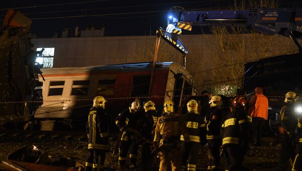 На месте столкновения пассажирского поезда и электрички в районе улицы Герасима Курина в Москве