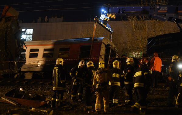 На месте столкновения пассажирского поезда и электрички в районе улицы Герасима Курина в Москве
