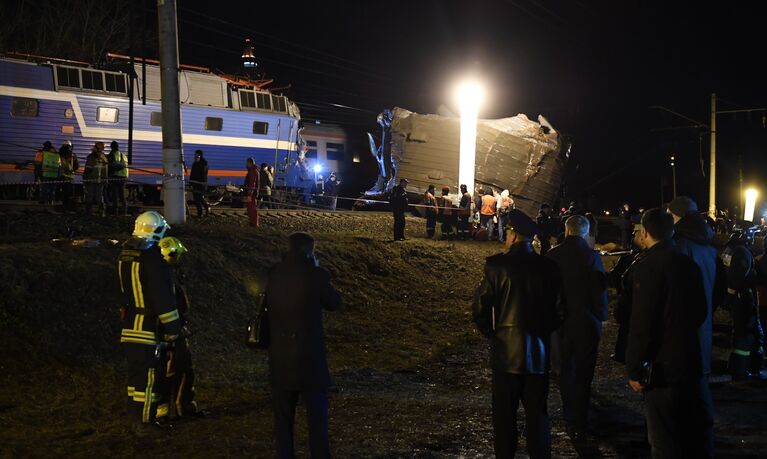 На месте столкновения пассажирского поезда и электрички в районе улицы Герасима Курина в Москве