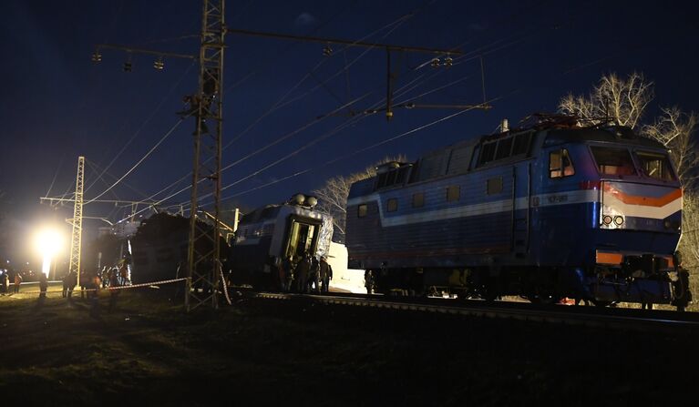 На месте столкновения пассажирского поезда и электрички в районе улицы Герасима Курина в Москве