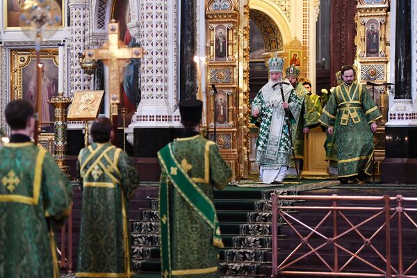 Патриарх Московский и всея Руси Кирилл во время службы в канун Вербного воскресенья в храме Христа Спасителя