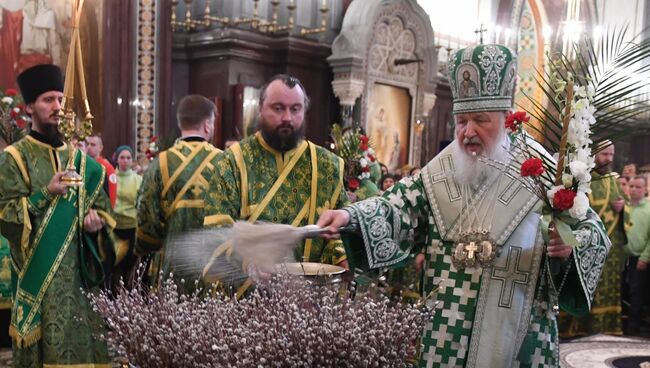 Патриарх Московский и всея Руси Кирилл во время службы в канун Вербного воскресенья в храме Христа Спасителя