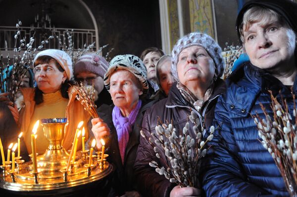 Верующие в Петропавловском соборе в Томске во время освящения вербы в праздник Входа Господня в Иерусалим