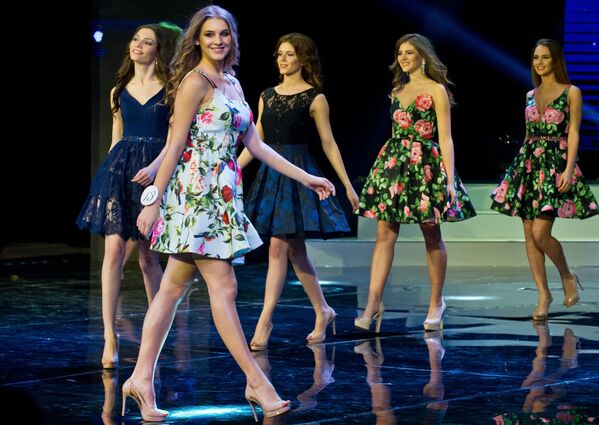 Участницы конкурса красоты Мисс Республика Крым 2017 в Государственном академическом музыкальном театре в Симферополе