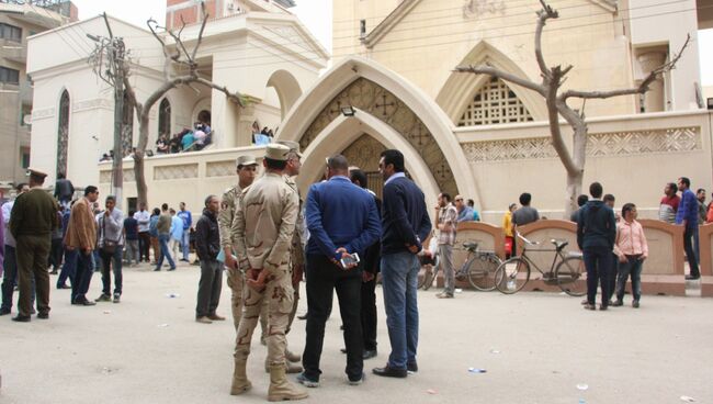 У коптской церкви Святого Георгия в египетском городе Танта, в которой произошел взрыв. Архивное фото