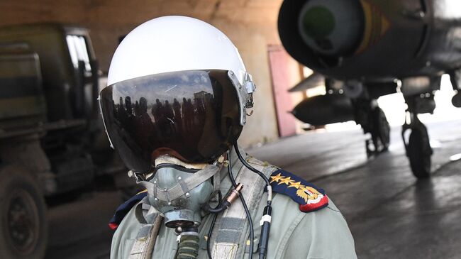 Пилот сирийских военно-воздушных сил на аэродроме Шайрат. Архивное фото