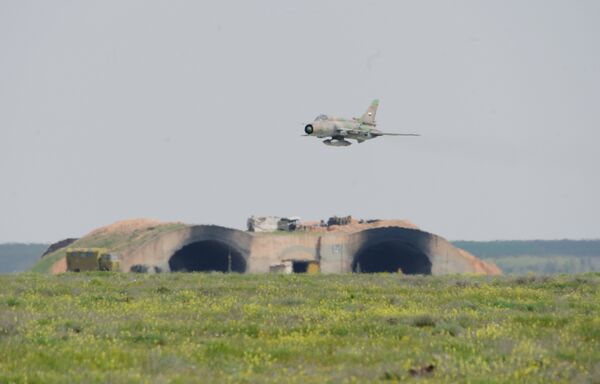 Самолет сирийских военно-воздушных сил над аэродромом Шайрат. 8 апреля 2017