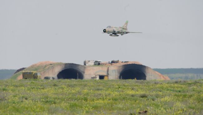 Самолет сирийских военно-воздушных сил над аэродромом Шайрат. 8 апреля 2017. Архивное фото