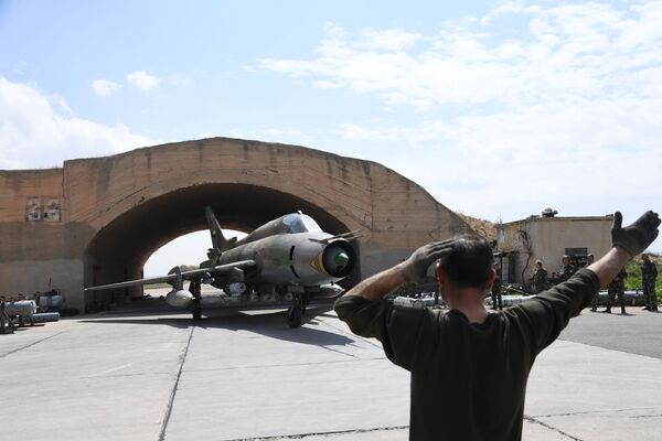 Самолет сирийских военно-воздушных сил на аэродроме Шайрат. 8 апреля 2017