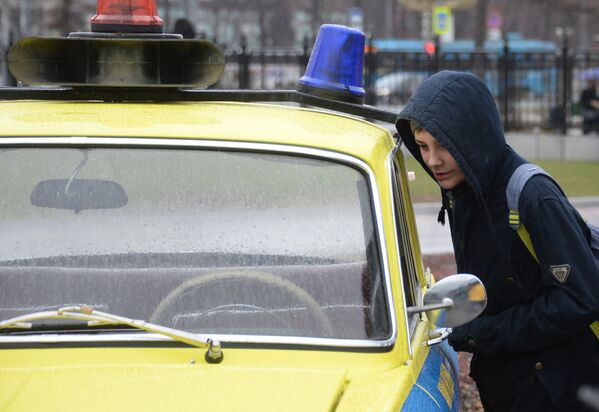 Мальчик у ретро-автомобиля перед стартом автопробега 108 минут в Москве