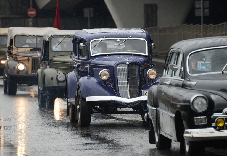 Автомобили во время автопробега 108 минут в Москве, приуроченного к 56-й годовщине полета человека в космос