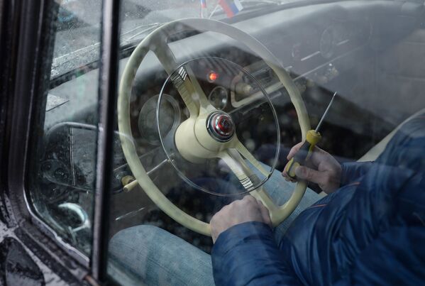 Мужчина в салоне автомобиля ГАЗ 13 Чайка перед стартом автопробега 108 минут в Москве, приуроченного к 56-й годовщине полета человека в космос