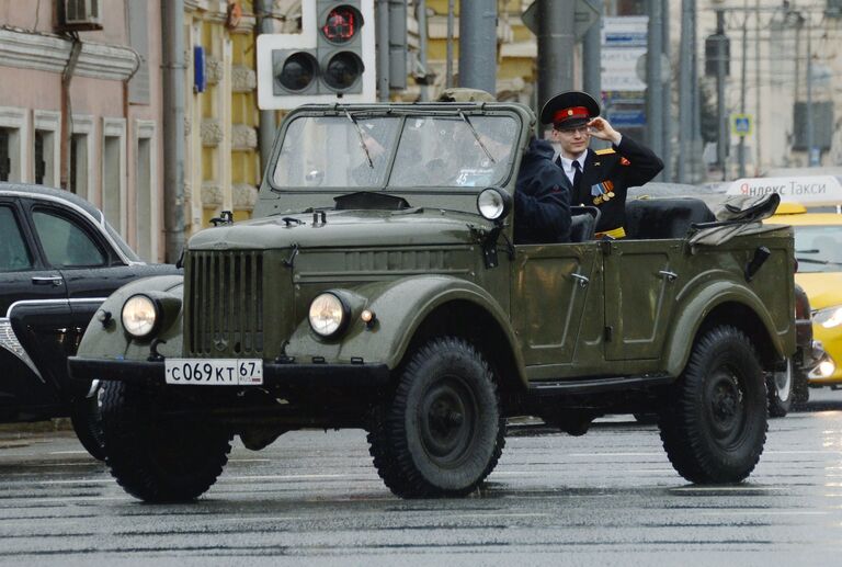 Автомобиль УАЗ во время автопробега 108 минут в Москве, приуроченного к 56-й годовщине полета человека в космос