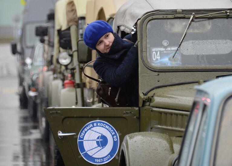 Участница автопробега 108 минут в Москве, приуроченного к 56-й годовщине полета человека в космос и 60-летию запуска первого спутника