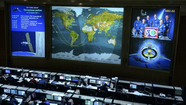 Изображение на экране в Центре управления полетами хода операции по расстыковке и посадке транспортного пилотируемого корабля Союз МС-02.