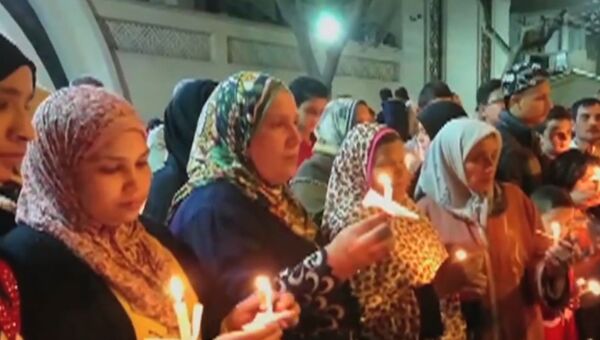 Христиане и мусульмане в Египте зажгли свечи в память о жертвах терактов