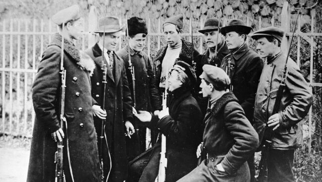 Группа красногвардейцев в карауле у Смольного. Петроград. 1917 год
