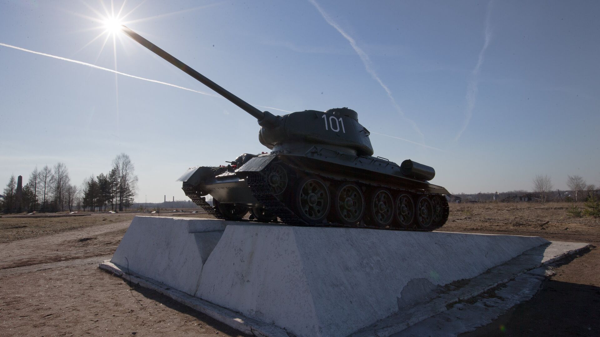 Отреставрированный танк Т-34-85 на постаменте, расположенном на территории мемориального комплекса Невский пятачок в Ленинградской области - РИА Новости, 1920, 21.03.2023