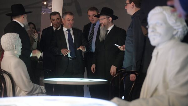 Берл Лазар, Вячеслав Володин и Александр Борода (справа налево) во время посещения Еврейского музея и центра толерантности. 10 апреля 2017