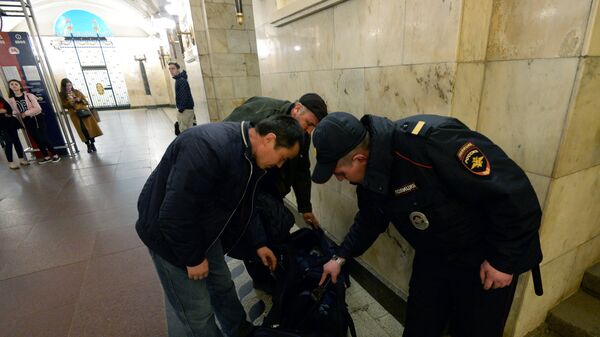 Сотрудник полиции проверяет вещи у пассажиров Московского метрополитена. Архивное фото