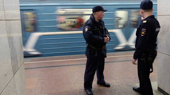Сотрудники полиции на станции Московского метрополитена. Архивное фото