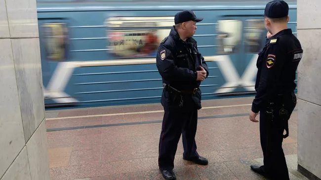 Сотрудники полиции на станции Московского метрополитена