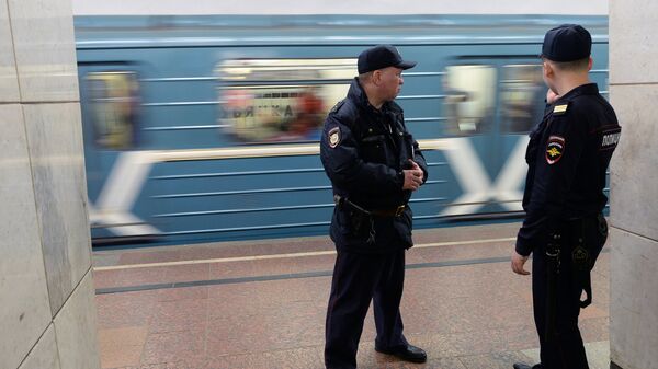 Сотрудники полиции на станции Московского метрополитена. Архивное фото