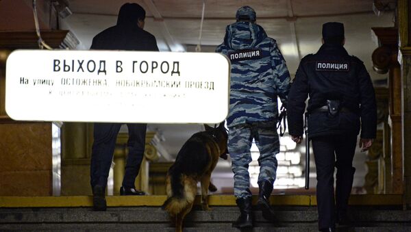 Сотрудники полиции с собакой на станции Московского метрополитена. Архивное фото