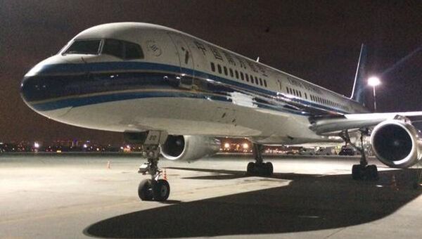 Самолет авиакомпании China Southern Airlines после столкновения с трапом в аэропорту Пулково