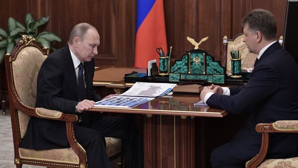 Президент РФ Владимир Путин и министр транспорта РФ Максим Соколов во время встречи. 10 апреля 2017