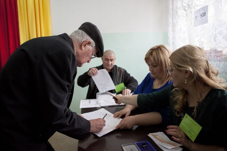 Жители Цхинвала во время голосования на выборах президента Южной Осетии и референдуме о переименовании республики в Государство Алания Жители Цхинвала во время голосования на выборах президента Южной Осетии и референдуме о переименовании республики в Государство Алания