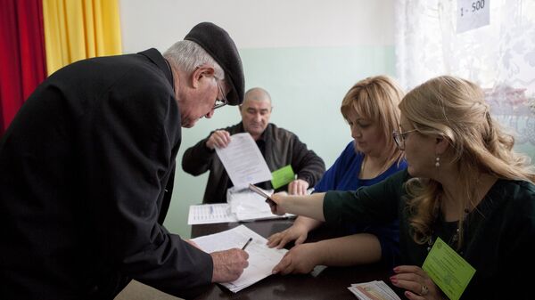 Жители Цхинвала во время голосования на выборах президента Южной Осетии и референдуме о переименовании республики в Государство Алания 