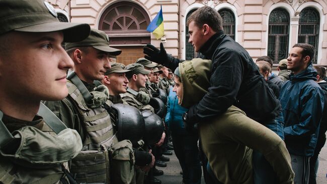 Военнослужащие и демонстранты у здания украинского филиала Сбербанка в Харькове. 10 апреля 2017