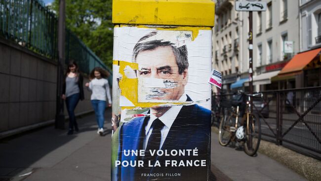 Плакат с изображением кандидата в президенты Франции Франсуа Фийона в Париже. Архивное фото