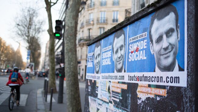 Плакаты с изображением кандидата в президенты Франции Эммануэля Макрона в Париже