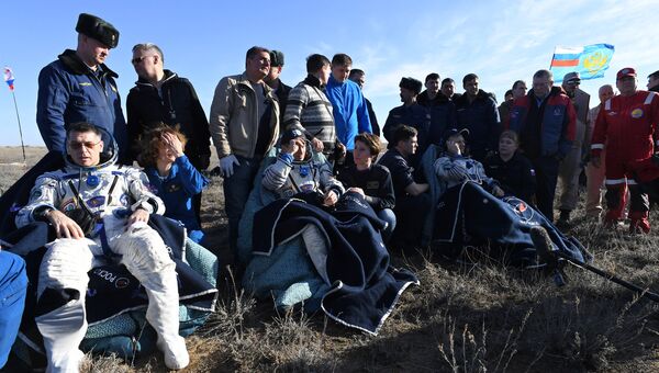 Спускаемый аппарат пилотируемого корабля Союз МС-02 совершил посадку в Казахстане
