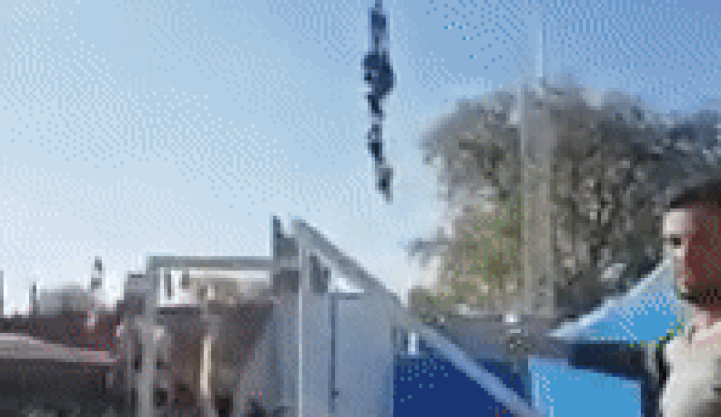 Во Франции женщина повисла вниз головой на качелях высотой 50 метров