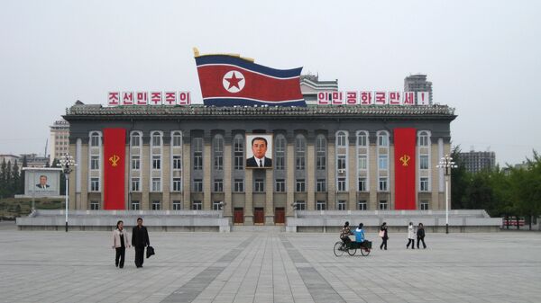 Центральная площадь имени основателя КНДР Ким Ир Сена в Пхеньяне, КНДР