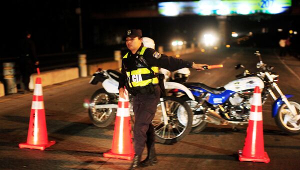 Полиция перекрывает шоссе после землетрясения в Санта-Текла, Сальвадор. 11 апреля 2017