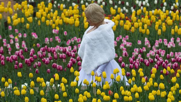 Посетительница на открытии выставки Парад тюльпанов в Никитском ботаническом саду в Крыму