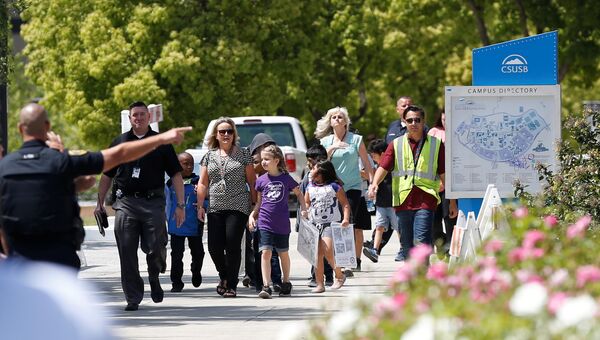 Полиция проводит эвакуацию после стрельбы в начальной школе в Сан-Бернардино, Калифорния