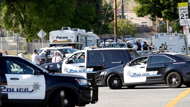 Полиция на месте стрельбы в начальной школе в Сан-Бернардино, Калифорния