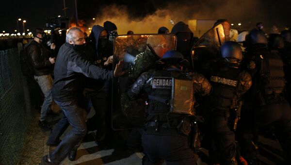 Столкновения полиции и сотрудников французской тюрьмы Флери-Мерожи, Франция