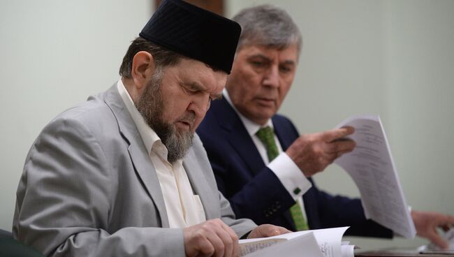 Настоятель московской мечети Ярдям шейх Махмуд Велитов на заседании Московского окружного военного суда. 11 апреля 2017