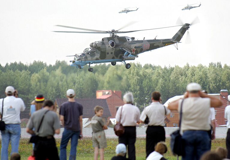 Вертолеты Ми-24 пилотажной группы Беркуты во время авиашоу в городе Монино, 29 июля 2005