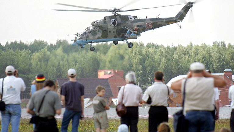 Вертолеты Ми-24 пилотажной группы Беркуты во время авиашоу в городе Монино, 29 июля 2005