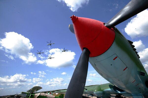 Выступление пилотажной группы Беркуты на открытии выставки Асы второй мировой войны и авиашоу Легенды мировой авиации в Монино
